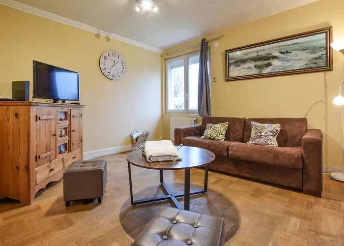 2 Bedroom Cozy In エクモヴィル