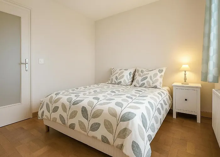 2 Bedroom Cozy In エクモヴィル